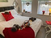 The Sashes - Cozy Apartment - FREE Parking - Ultrafast WIFI - Smart TV - Netflix - sleeps up to 6! Close to Poole Town Center & Sandbanks & Bournemouth