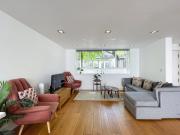 Modern 3-Bedroom flat in Holloway with Private Patio near Islington, Caledonian Road, Emirates Stadium by NourNest Apartments