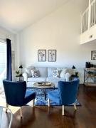 Refreshed! Cozy Condo, Loft King Bed 3 miles to the Strip!