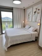 Vista incrível + piscina borda infinita | 2 suítes