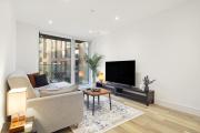 Spacious 2 Bed 2 Bath with Balcony & Fast WiFi near Clapham Junction Station