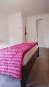 Cosy 2 bed 2 bath close to the station