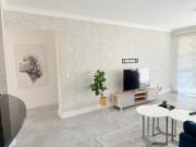 Italian luxe 6 sleeper apartment near canal walk