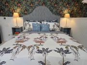 Sun & Palms - Bluebird Designer Apartment