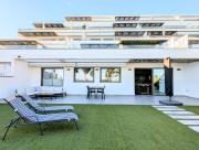 Apartamento frente a la piscina, gran jardín y vistas al mar