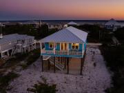 3BR Beach Home, 5 Min Walk to Private Beach, Snowbirds welcome, Luxurious, Dog Friendly