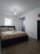 Stylish 2-Bed Flat with Open-Plan Living plus Parking