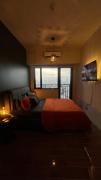Newly Renovated Sunset View Unit with Balcony - Near Salcedo & RCBC Makati! Sleeps up to 3