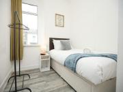 Osterley Place By N And N Stays, Contractor friendly accommodation, close to centre, water front and docks, with on street parking and fast wifi