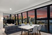 Luxury 2BR Docklands Apartment Panoramic City & Waterfront Views