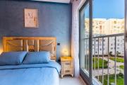 Sunny Comfortable 2-Bedroom apartment, Self Check-in, High-Speed Fiber Wi-Fi & Private Parking