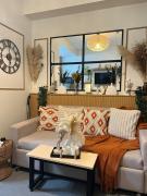 Aesthetic walking distance to MOA,near NAIA AIRPORT with NETFLIX,MINIVIDEOKE,BOARDGAMES-DUXE2