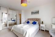 Bright 2-Bed Flat with Balcony Near London Stadium and Victoria Park