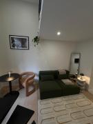 Charmant studio avec mezzanine et terasse Charmant studio avec mezzanine et terasse