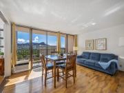 Walk to Beach. King Bed. Diamond head. Ocean view