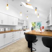 Stylish 3 Bed House - Garden - Parking - Smart TV - Netflix 465HE