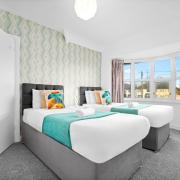 Spacious 4 Bed House - Garden - Parking - Wi-Fi Netflix 802WS