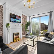 Stylish Four Bed House - 7 Guests - Garden - Parking - Netflix 802W