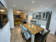 3BR house sleeps5 close to UHW driveway parking