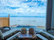 Chalet #11 Waterfront with Spa, Wifi & AC