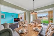 Elegant 4 Bed House - Parking and Garden -Sleeps 8