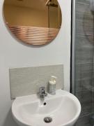 Bright & Modern Studio Central WV1 Appt 12
