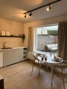 Maison Côte - Moderne Studio met Privé Tuin, Nabij Strand & Circuit