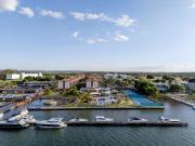 Flat Lake Side Hotel na beira do lago