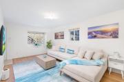 NEW Roomy 3BR Family Suite. 5 min to Skytrain.
