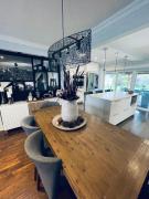 Beautiful Home with Hot tub by YYZ, 20min to CN Tower