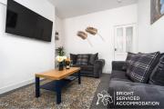 2 Bed Laburnum House - Free Parking & Private Yard