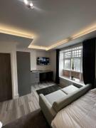 Resilets - Mood Studio 2 - Central Modern 2 Bed