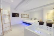 Eros Suite, Greek-style apartment with Jacuzzi
