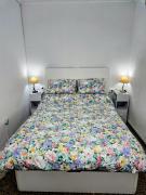 Habitación con baño, salón y cocina privados