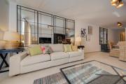 Designer 2-bedroom apartment near the sea