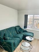 Modern 1-Bed Retreat Cozy, Bright and Central