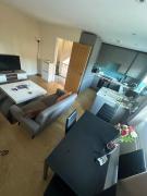 London ,Budget Double room -Quite and Close to amnesties-walking distance to Elizabeth line