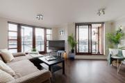 Contemporary 2BDR Flat with Waterside Views