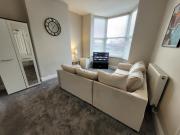 Spacious 4 Bedroom Contractor House- Walking distance to Hanley Centre