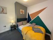 Modern 6BR Home - Salford Manchester - Sleeps 13 - Book Now for New Year