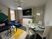 Modern 6BR Home - Salford Manchester - Sleeps 13 - Book Now for New Year