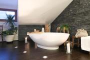 Alpine Design-Wohnung mit freistehender Badewanne in Saas-Grund
