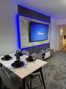 Stylish 1-Bed Stay Near Xmas markets & Coop Live