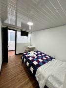 Habitación moderna y cómoda con baño privado, wifi