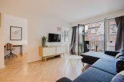 Luxury City Stay Cozy Apartment with Sunny Balcony