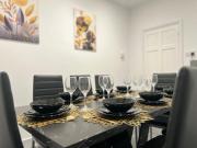 Modern 3 Bed room Home with Garden & Free Parking