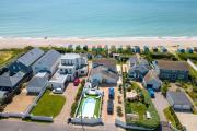 Vibrant Seafront Home for 10 with Pool