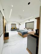 X-Large Studio Penthouse with Private Outdoor Seating