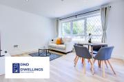 Modern 4 Bed Home with Driveway