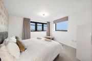 2BR Top Floor City Apt with King or Twin Beds, Free Secure Underground Parking & SkyStream TV - Central Reading, Sleeps 6
